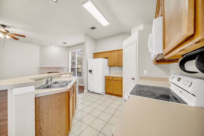 Building Photo - Well-maintained home located near Lake Conroe, offering the perfect balance of comfort & convenie...