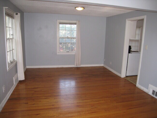 Building Photo - 636 E 63rd Ter