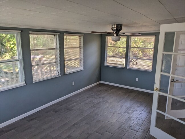 Building Photo - Conveniently located 2/1 Florida home with private backyard