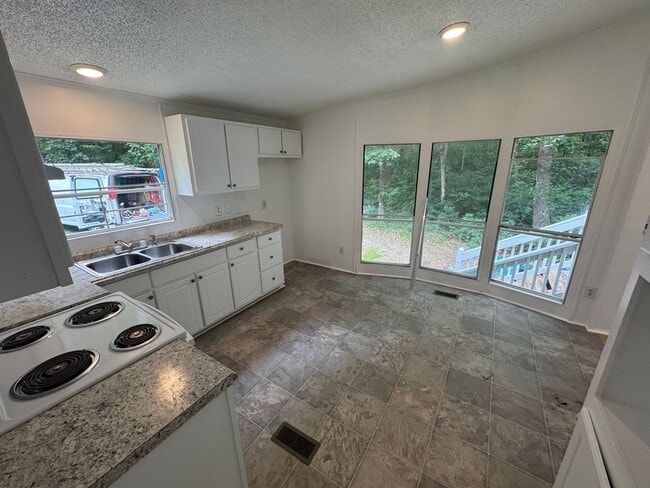 Building Photo - Doublewide in Princeville - Private locati...