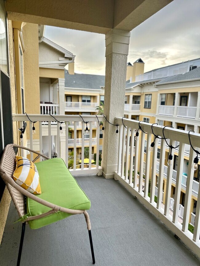Building Photo - FULLY FURNISHED with King Bed-Pool View 1b...