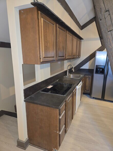 Kitchen with ample storage area - 60 W Winter St