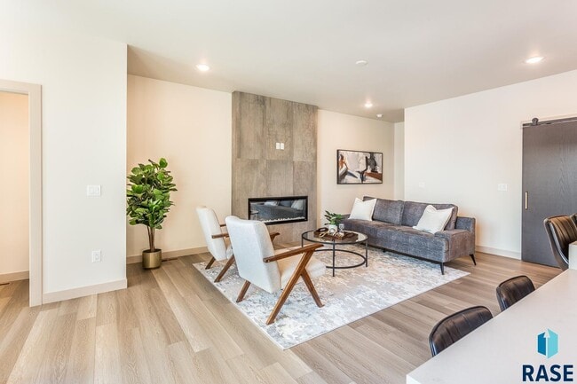 Building Photo - 2803 S Terry Ave