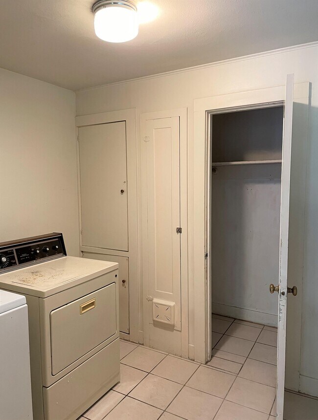 Building Photo - 337 W 1st Ave