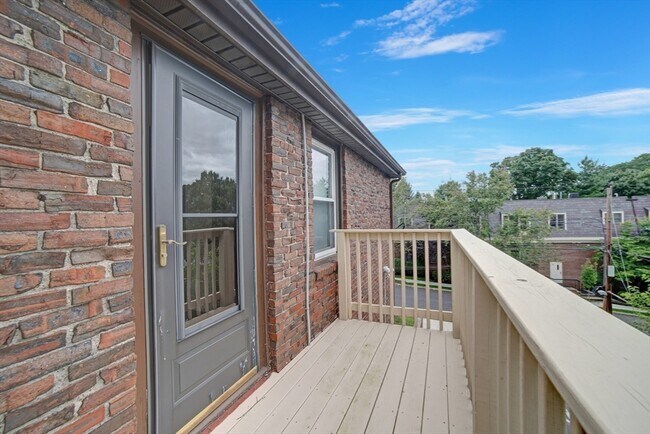 Building Photo - 431 Adams St