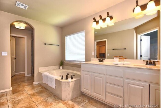 Building Photo - Room for the whole family in this 5 bedroo...