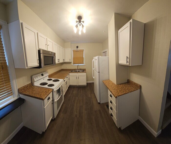 Main floor kitchen - 606 Tindolph Ave S