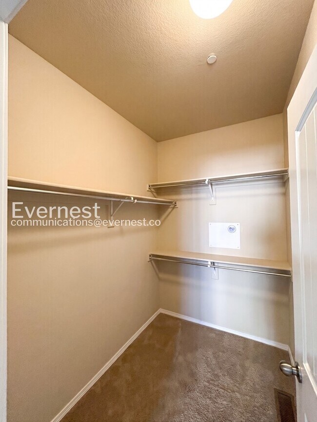 Building Photo - 3 Bed/2.5 Bath Townhome with Modern Amenities / Available Now!