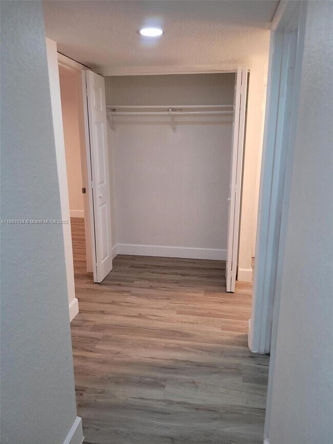 Building Photo - 8860 Fontainebleau Blvd