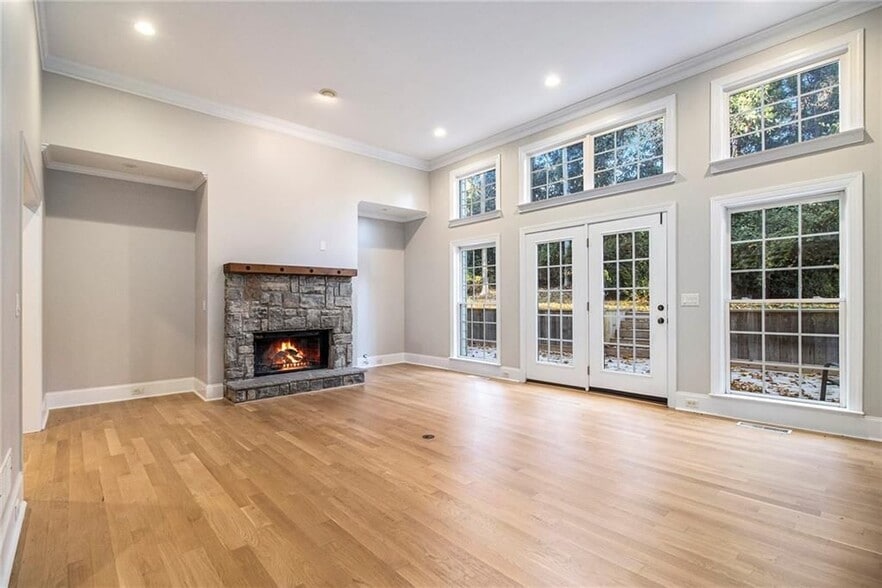 Building Photo - 960 Landmark Dr NE