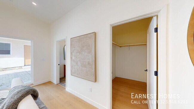 Building Photo - 6441 Satsuma Ave