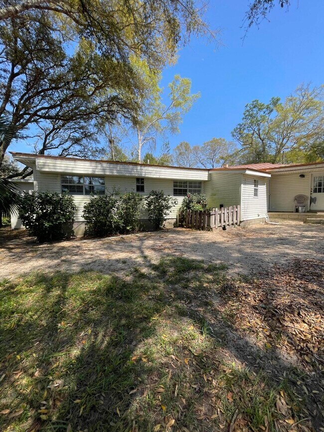 Building Photo - 133 3rd St