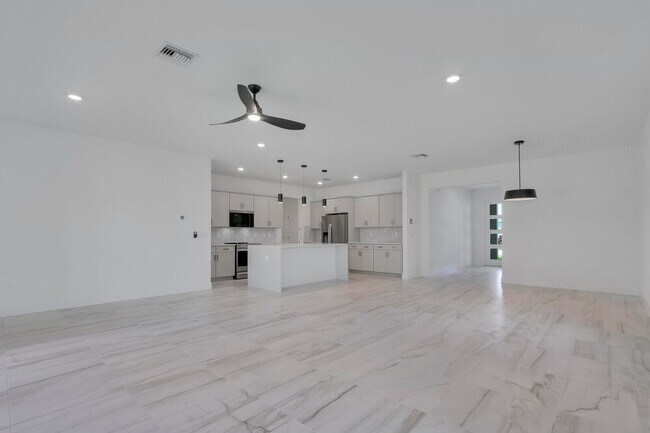 Building Photo - 7141 SE Park Dr