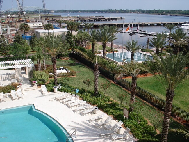 Building Photo - 400 E Bay St