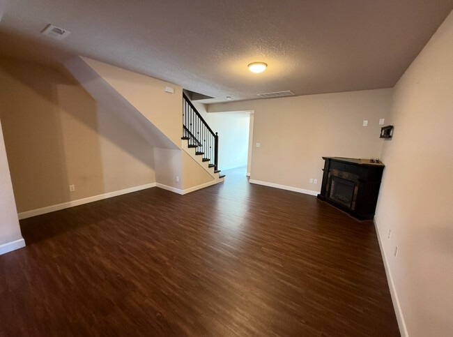 Building Photo - 258 N Pointe Ln