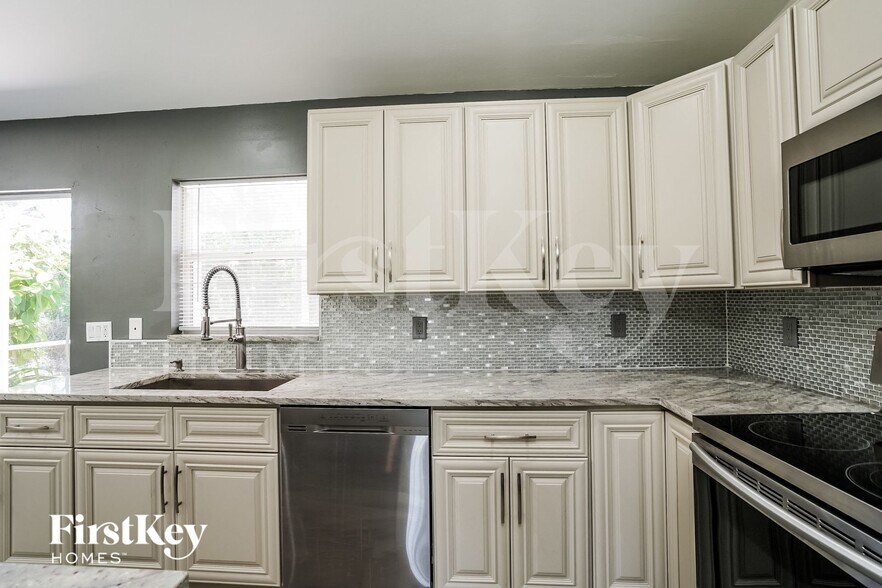 Building Photo - 8451 Caloosa Rd