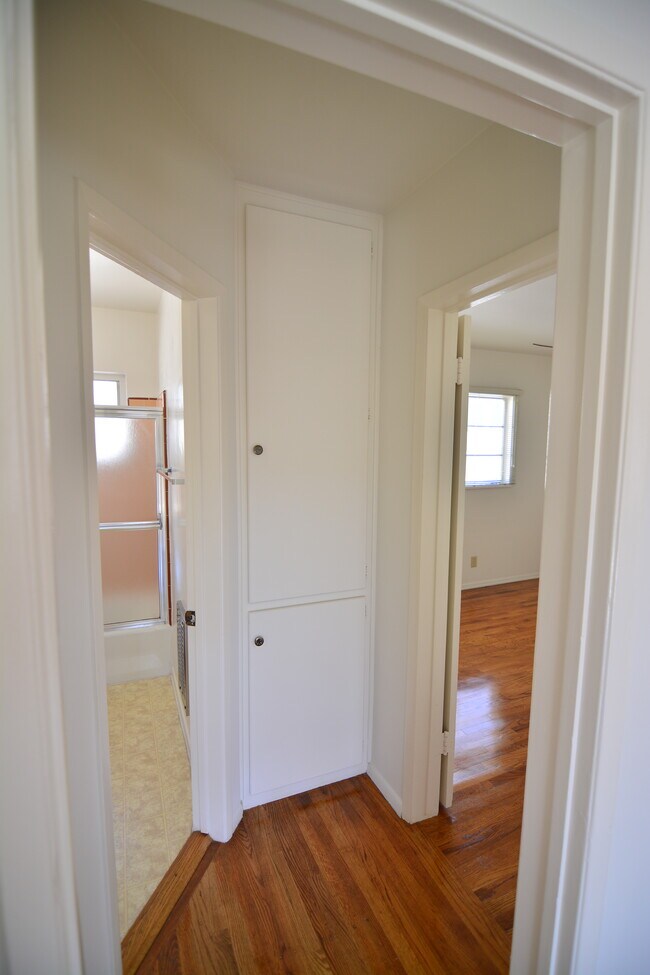 Building Photo - 1001 Hill St