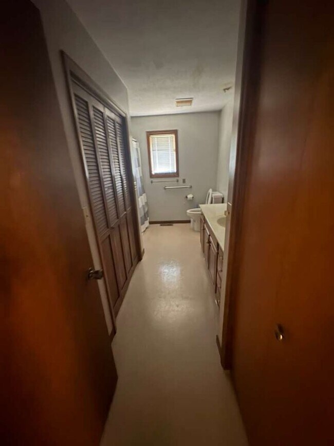Building Photo - 24159 Evergreen Ct