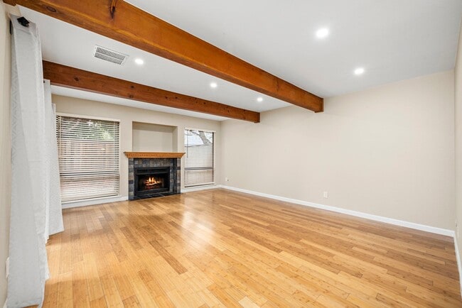 Building Photo - Beautiful 3-bedroom, 3-bathroom townhome  ...