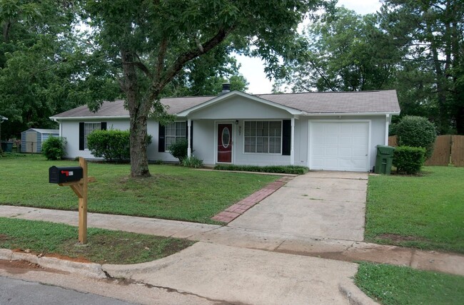 Building Photo - Spacious 3 bedroom/2 bath ranch- South Hun...