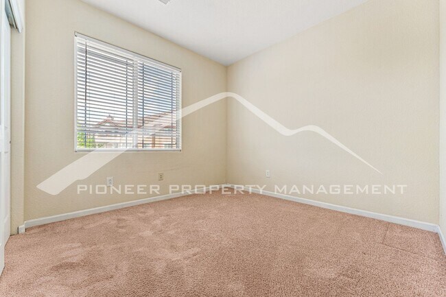 Building Photo - Charming condo with Central AC and 1 Car G...