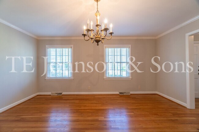 Building Photo - Spacious 5 Bedroom Home in the Heart of Sherwood Forest