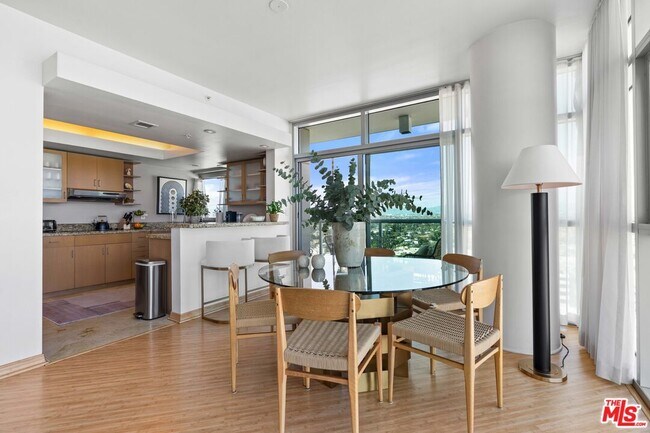 Building Photo - 13700 Marina Pointe Dr