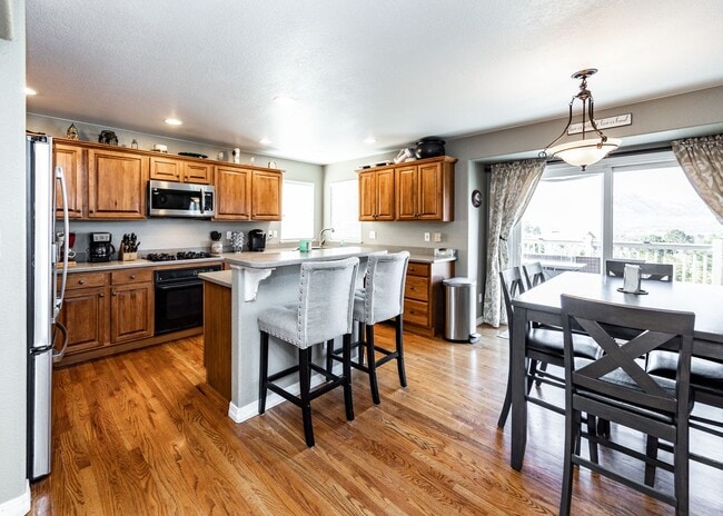 Building Photo - Fabulous 6 bedroom + office D20 Home with ...