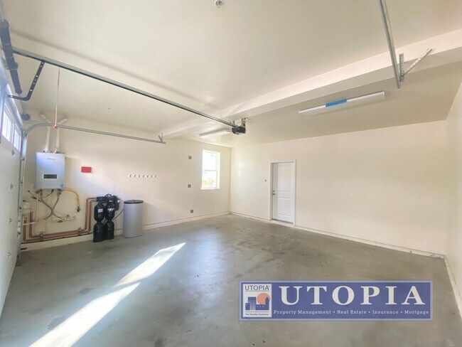 Building Photo - Spacious and Modern 3-bedroom, 3.5 bathroom in Seabright just minutes away from the Beach Boardwa...