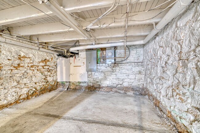 Building Photo - 1343 Sargeant St