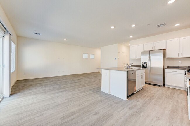 Building Photo - Newly Built 4 bedrooms in Cadence