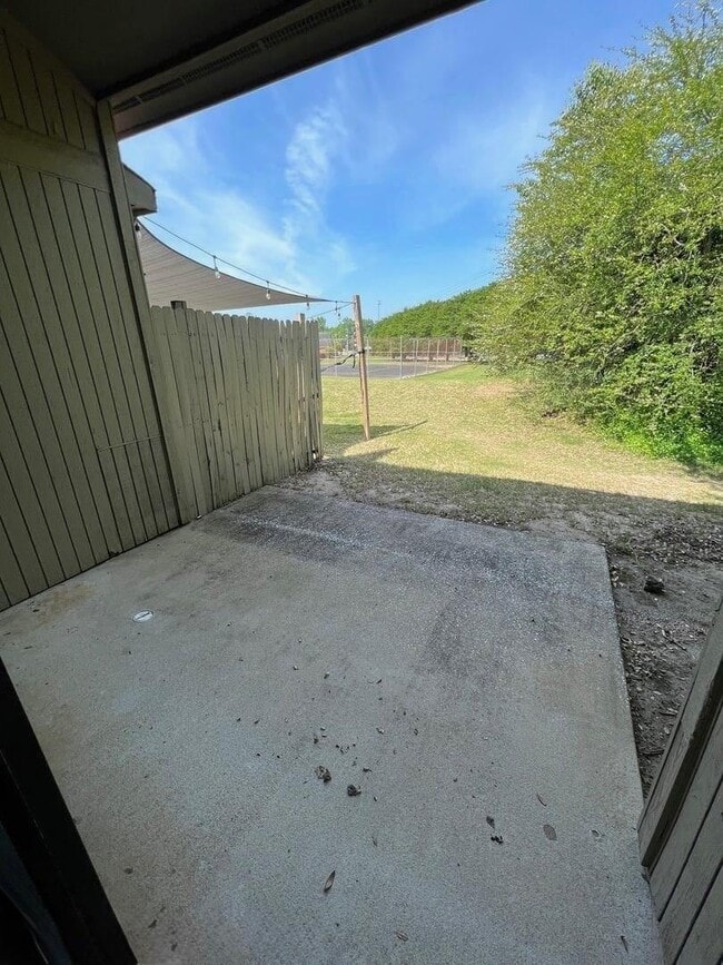 Building Photo - 1000 Stonegate Dr