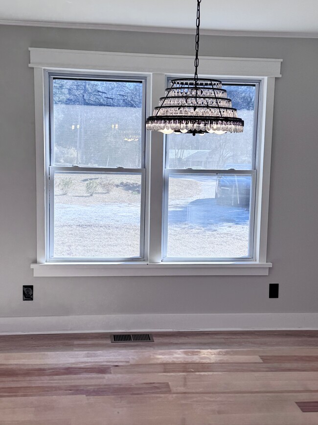 Building Photo - 1880 E Broad St