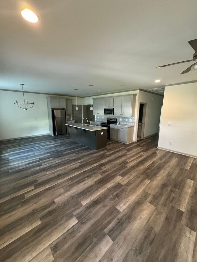 Building Photo - 3B/2B Home Available August 2026!