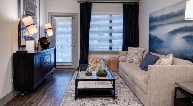Building Photo - 1 Month Free on a Gorgeous 2/2!