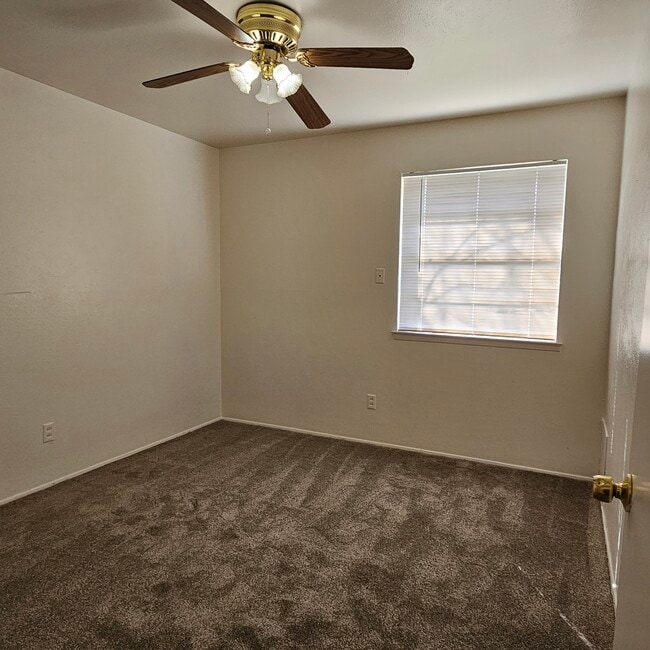 Building Photo - 534 Holly Ln