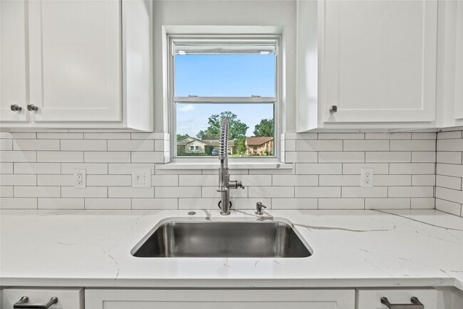 Building Photo - 3031 Jenny Dr