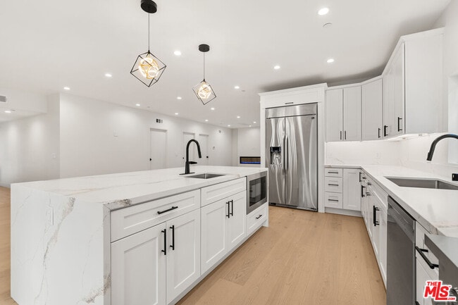 Building Photo - 4824 Saloma Ave