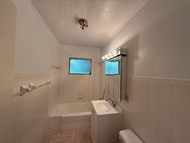 Building Photo - Two Bedroom Charmer