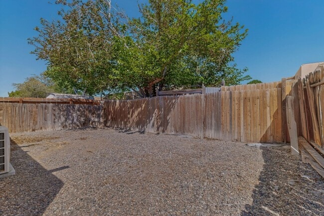 Building Photo - Close in West Side 2 bedroom 1.75/ba 1/cg