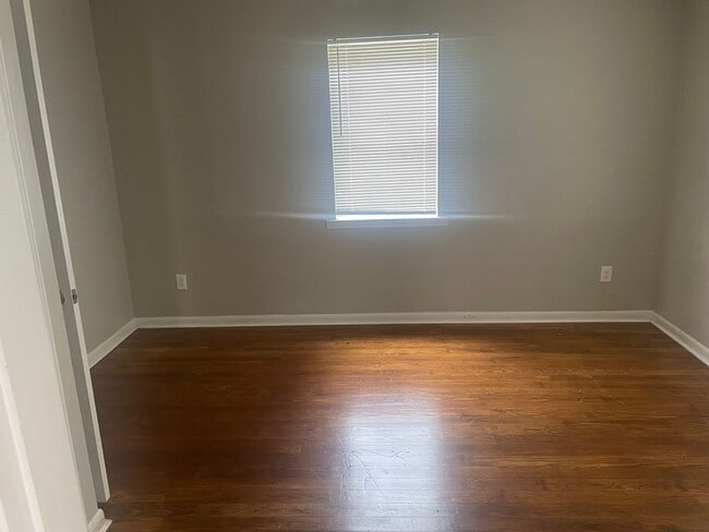 Building Photo - Move-in Special! 1/2 off first month's rent!
