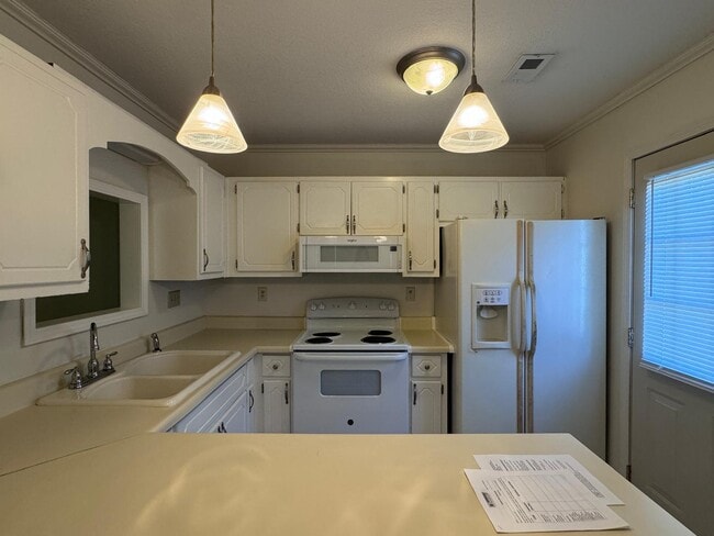 Building Photo - 207 Pinoak Ct W