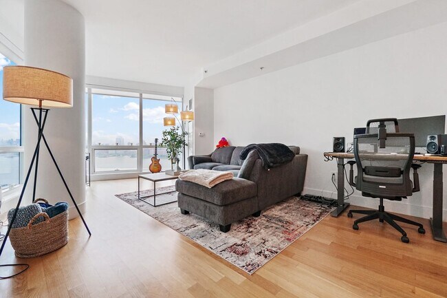 Building Photo - 77 Hudson St