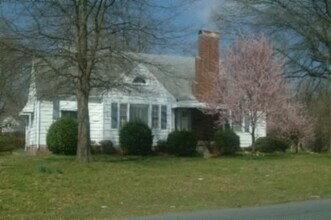 Building Photo - Great 4 Bedroom Rental Home in Burlington