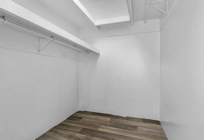 Building Photo - Updated 2 Bed Home with Large Attached Garage