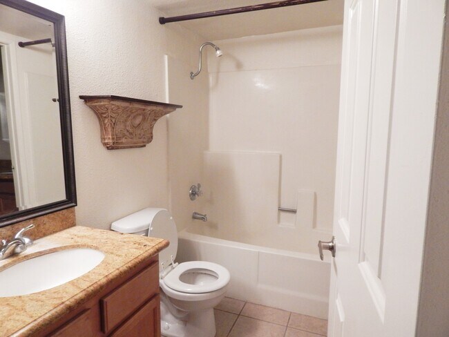 Building Photo - Nice 2 Bedroom 1.25 Bath close to UCR in R...