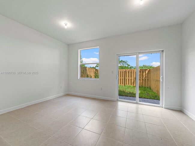 Building Photo - 1528 SE 27th Rd