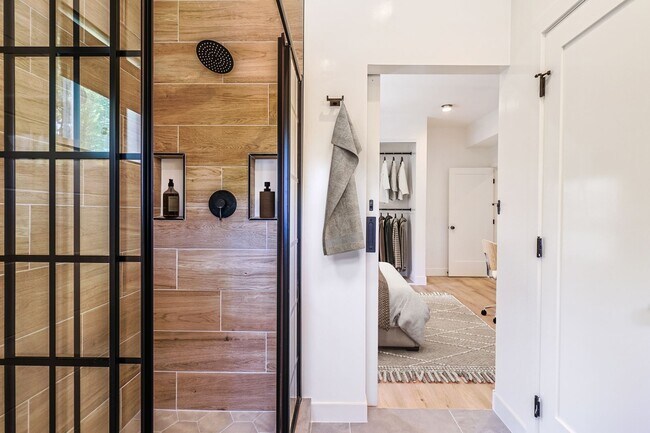 Building Photo - Chic Fully Renovated Luxury Home in the Burbank Hills!