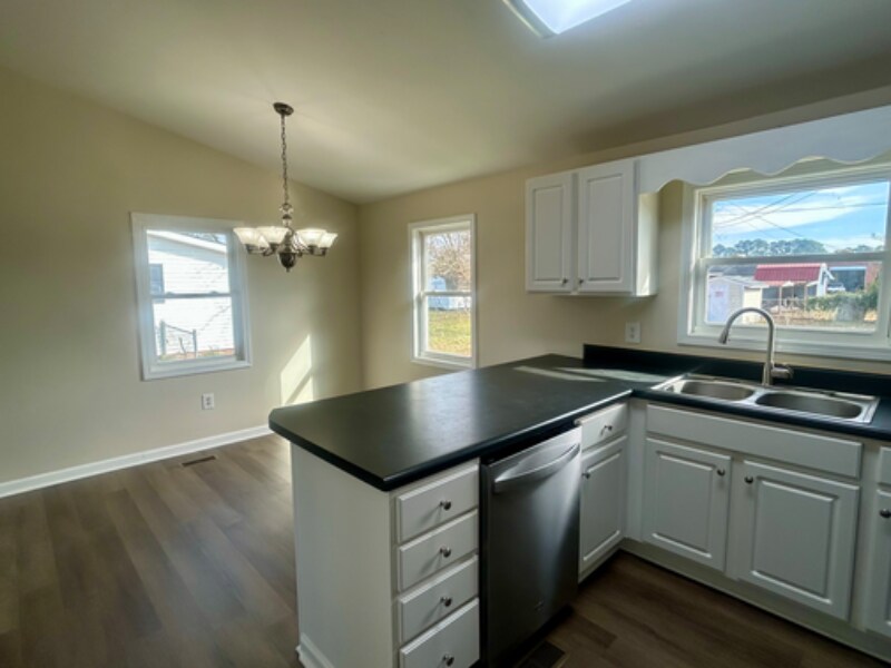 Building Photo - 403 S Market St