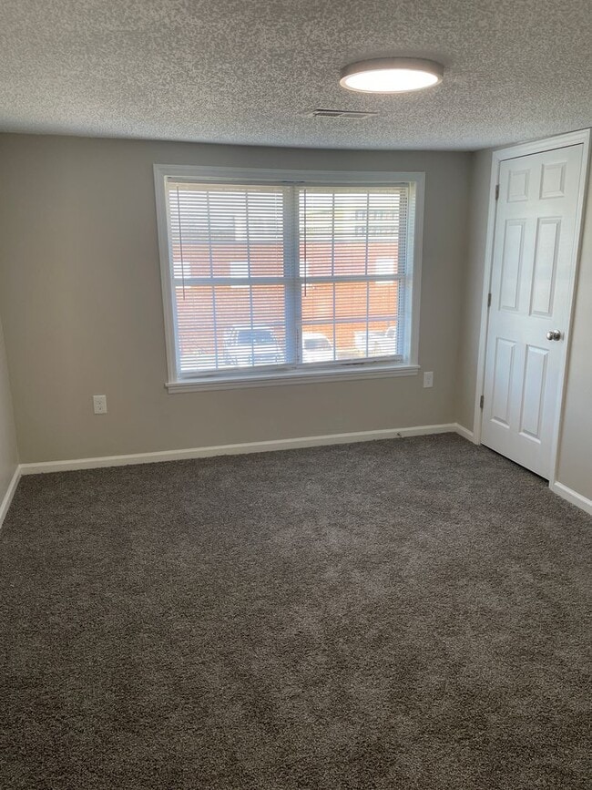 Building Photo - 631 Junia Ave